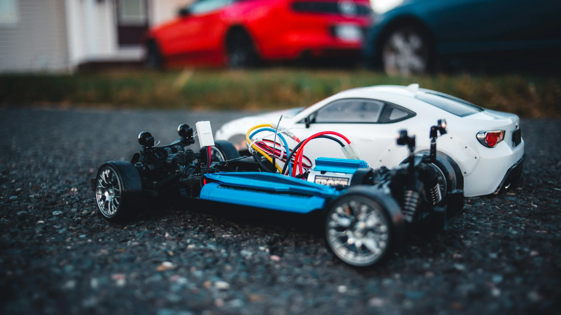 RC カーのシャシーを路面で捉えたホビーカテゴリビジュアル