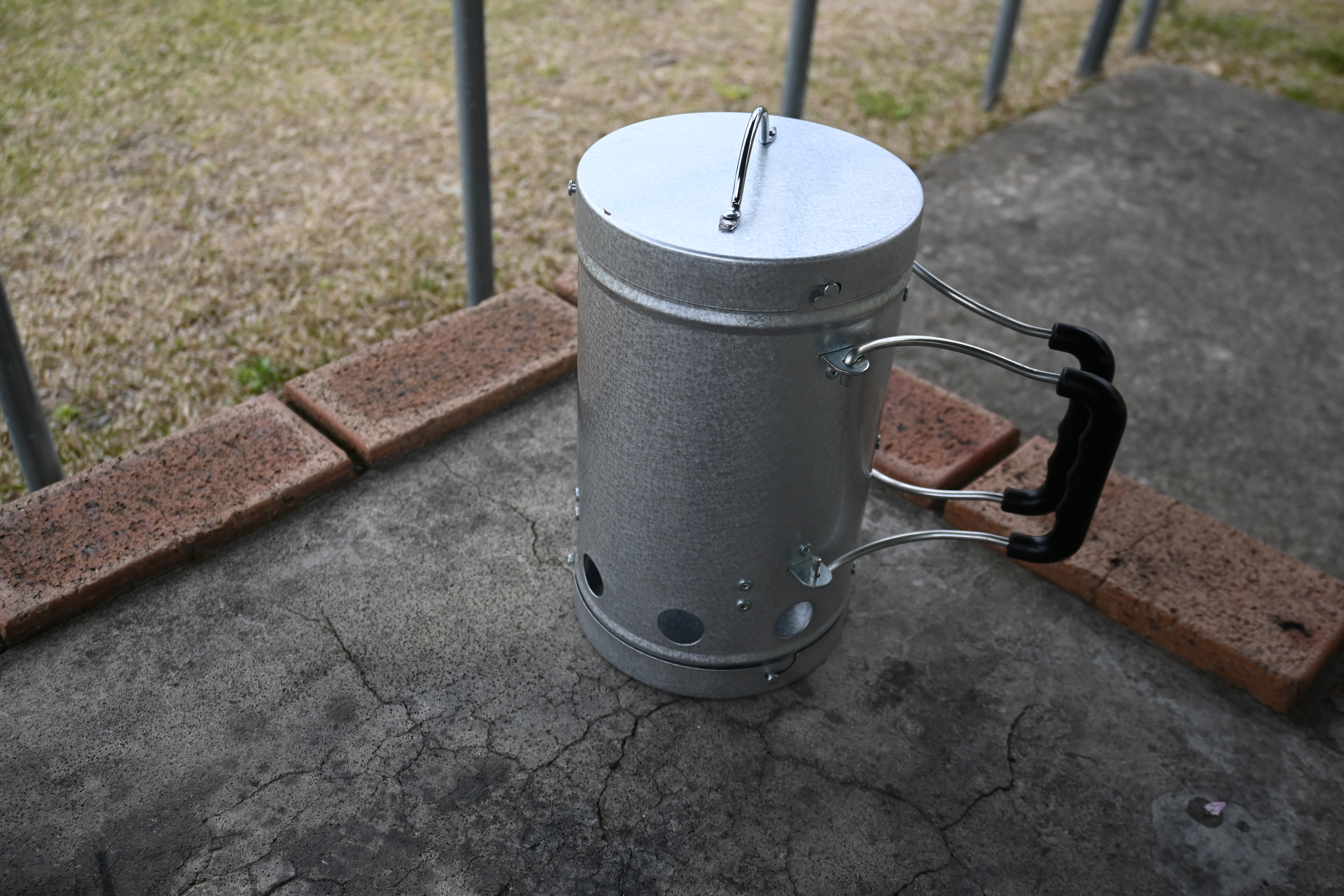 BUNDOK BD-411 を屋外コンクリート床に据えた側面写真。ハンドルと通気孔が見える