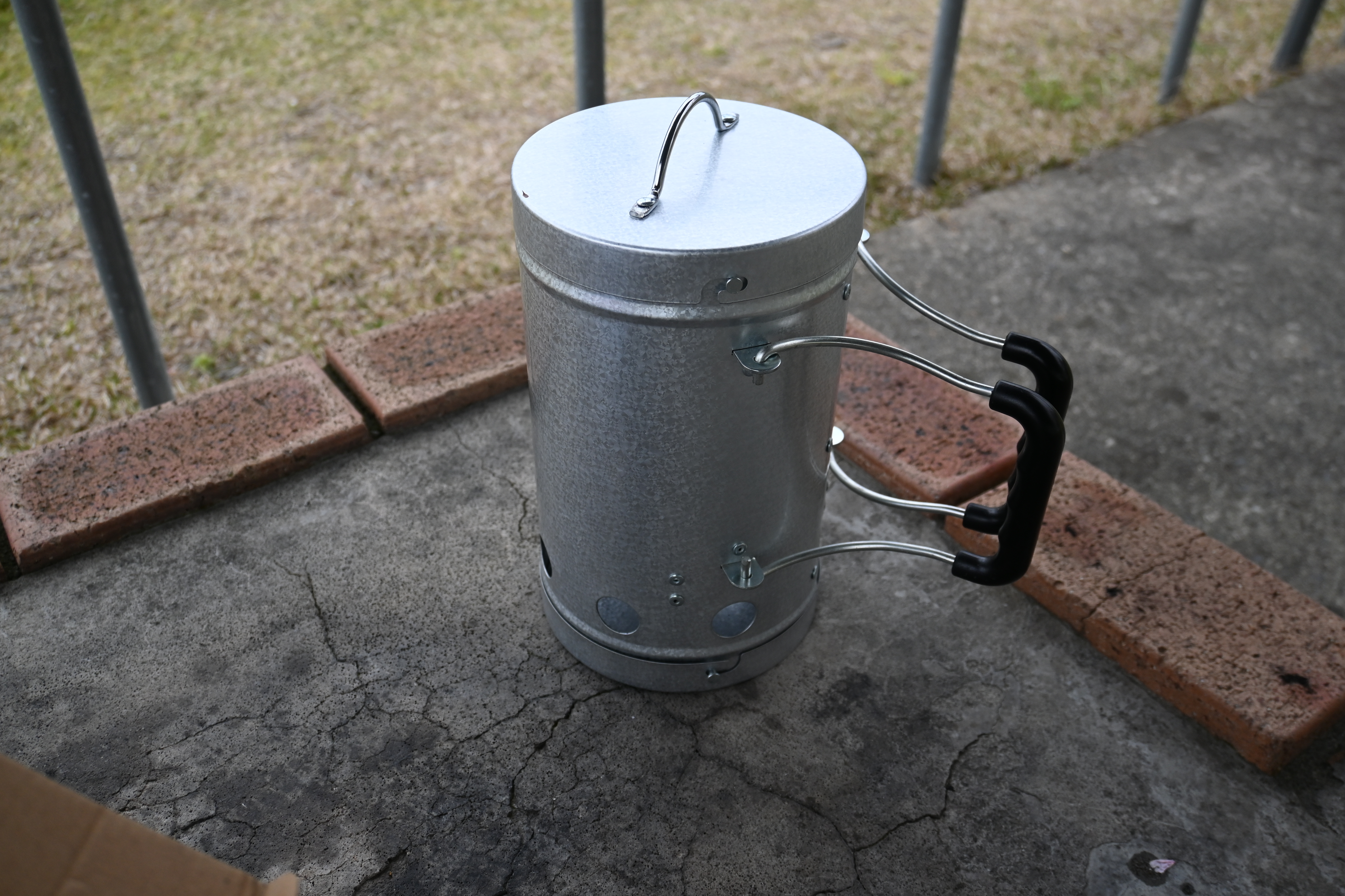 BUNDOK BD-411 の蓋を上から見た写真。引き手リングと通気構造が確認できる