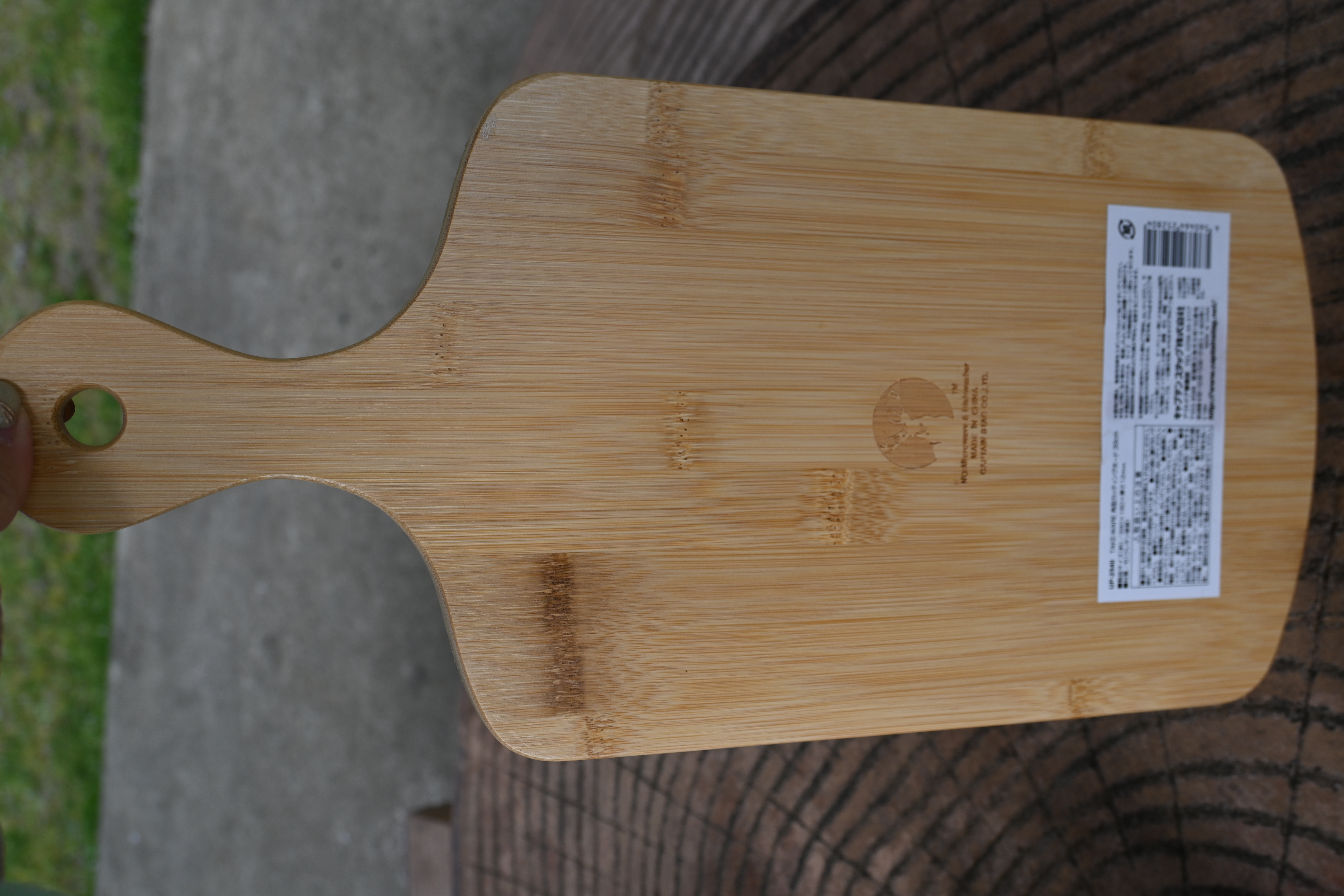 裏面のロゴ焼印と製品ラベルが確認できる竹製カッティングボード