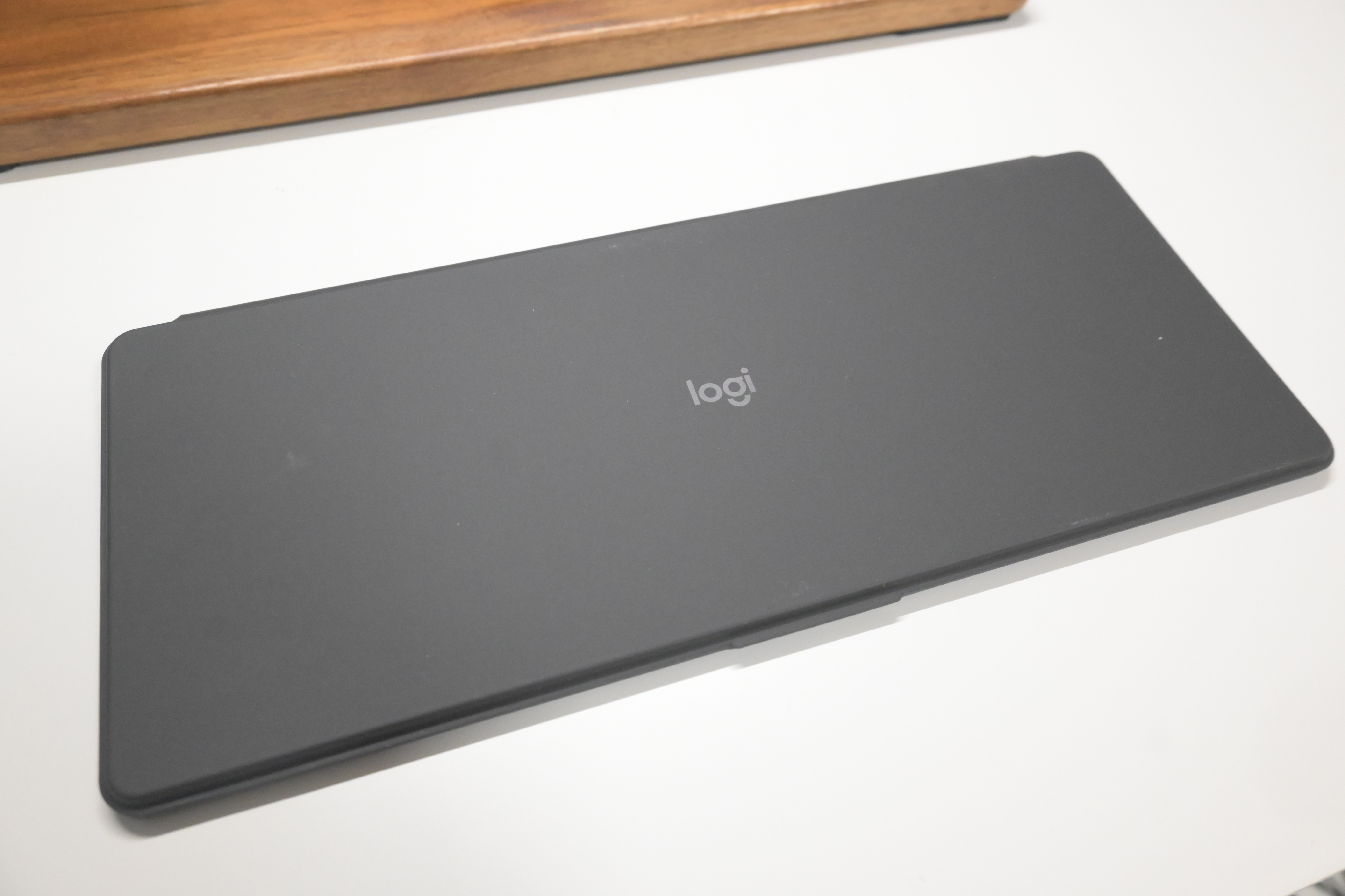 カバーを閉じた状態の Keys to Go 2。Logi のロゴが控えめに刻まれた一枚の薄板