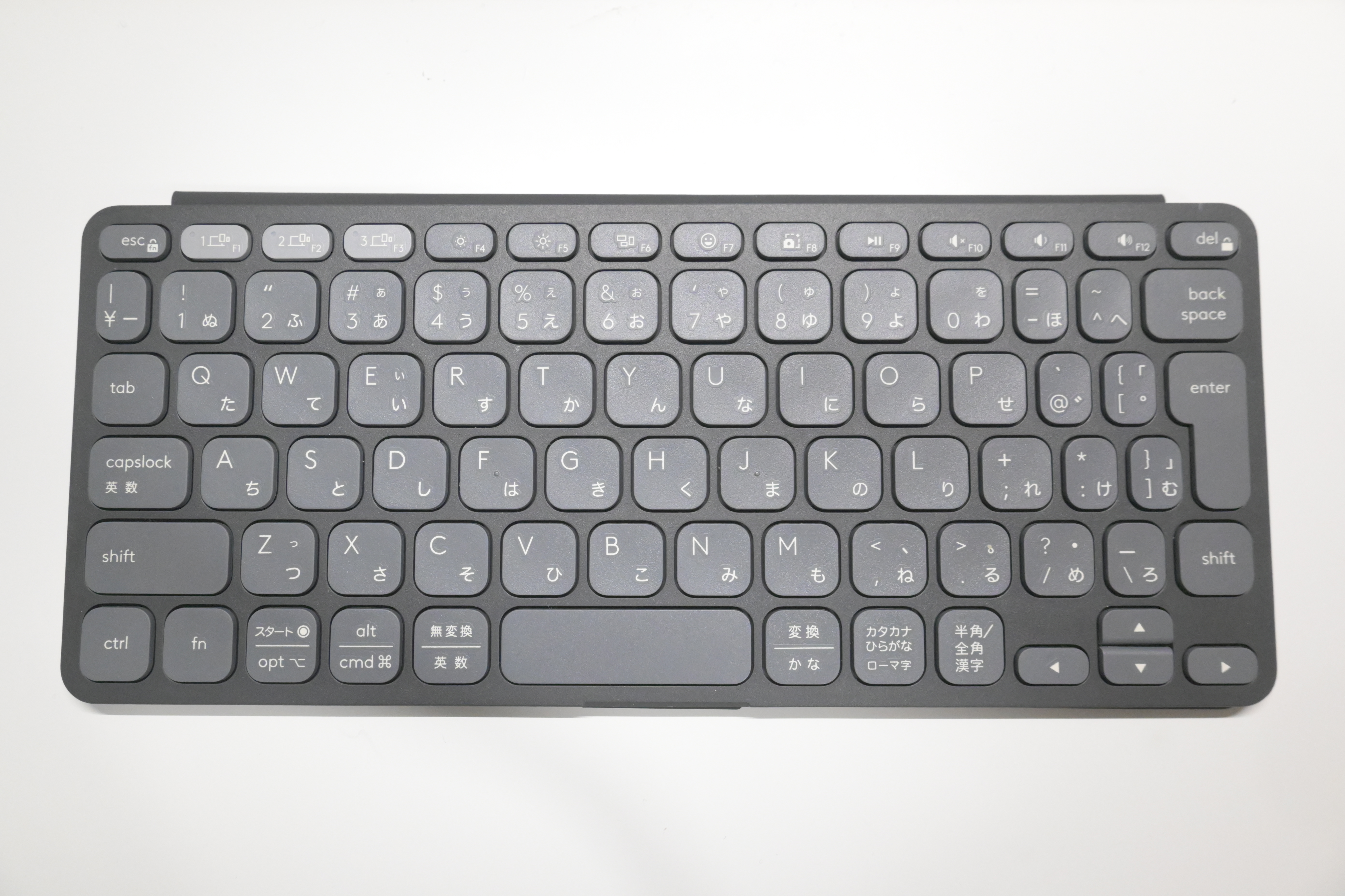 真上から見た Keys to Go 2。F1〜F12 とマルチデバイス切替キー、JIS 配列が一望できる
