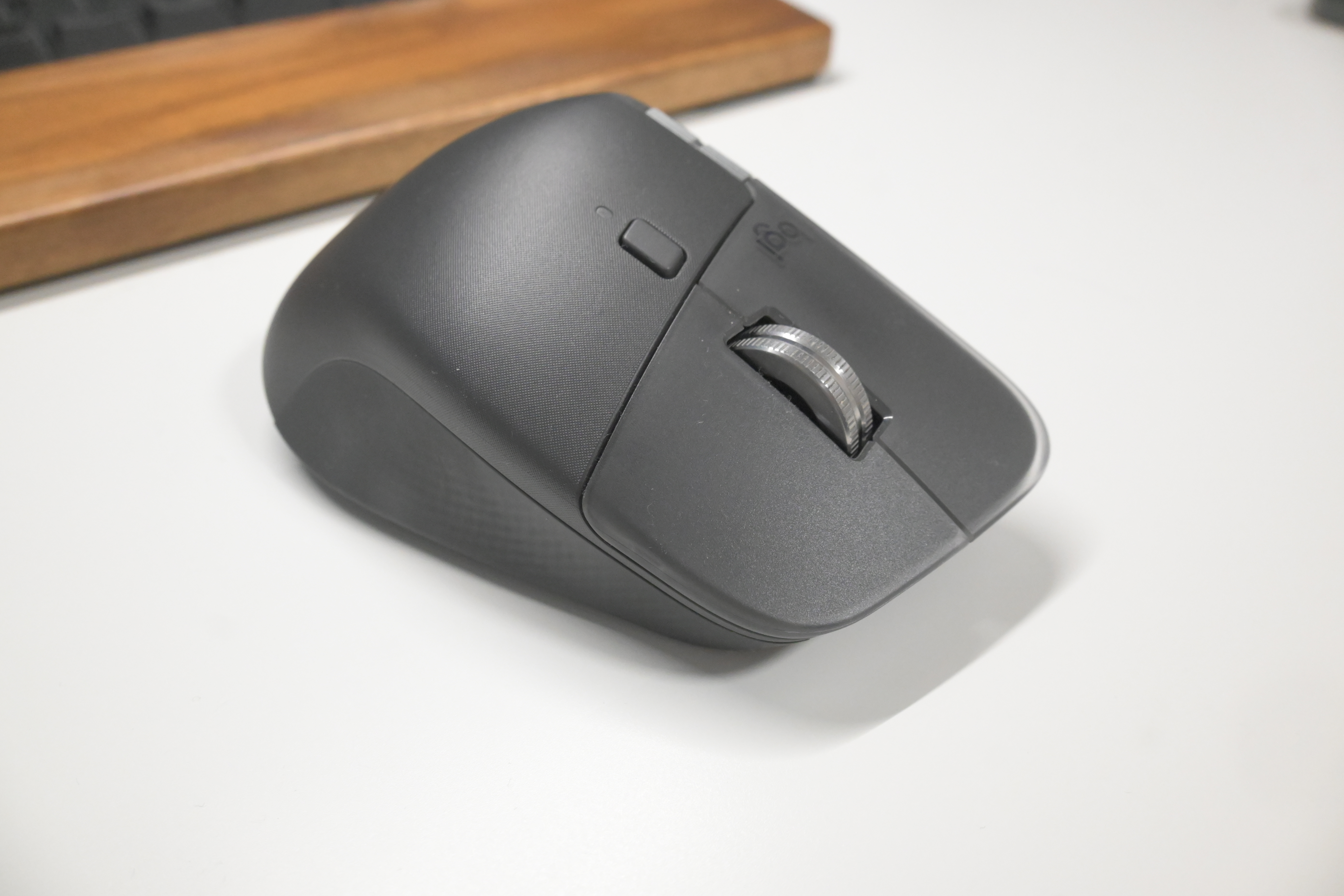 MX MASTER 4 を背面から見たシルエット写真。手のひらに沿う盛り上がりが分かる