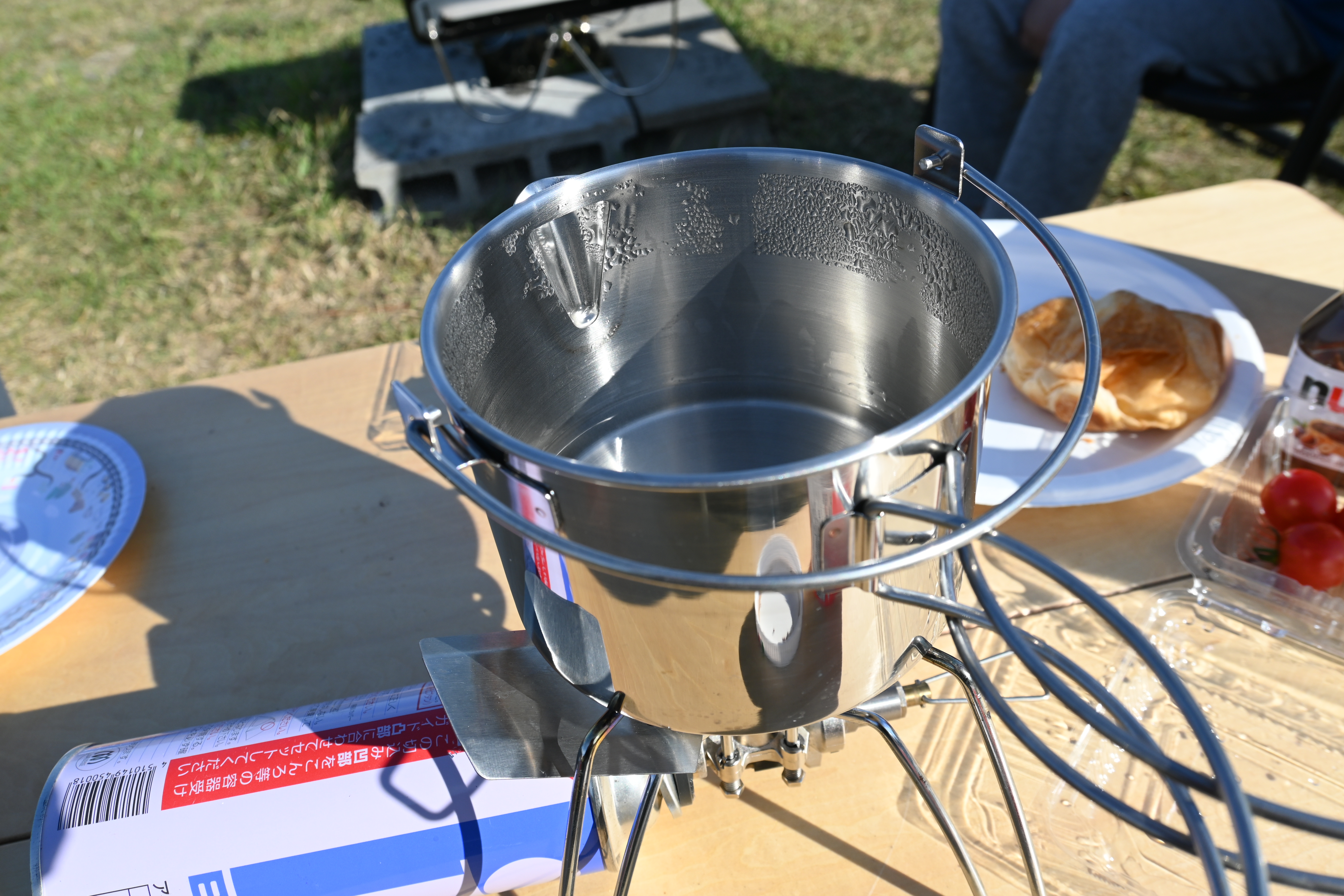 SOTO アウトドアバーナーに乗せ、蓋を開けて水を入れた状態のスノーピーク ケトル No.1 を真上から覗いた写真