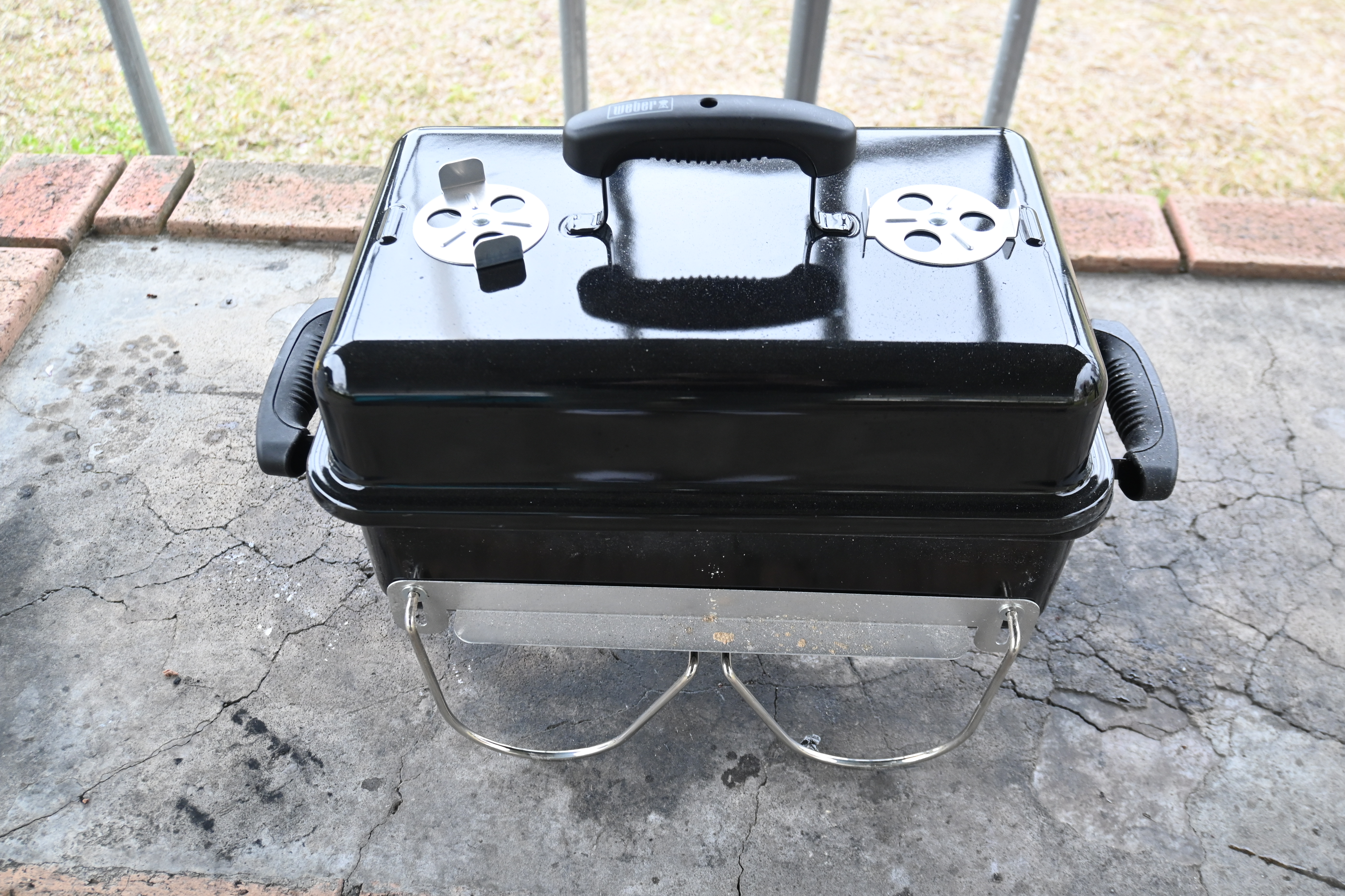 蓋を閉じた状態を上から見た Go-Anywhere、空気孔と取っ手が確認できる